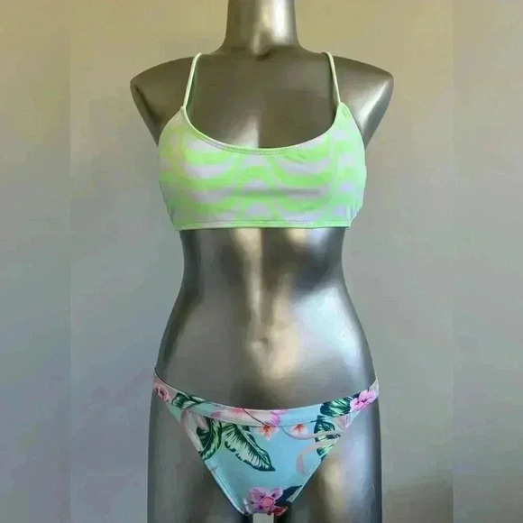 🆕Swimsuit  Bikini Top - Picture 5 of 16